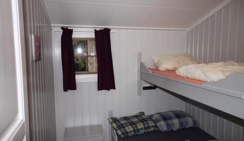 Two-Bedroom Cottage with Shared Bathroom 8 (5 Adults)