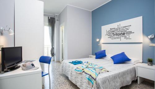 Deluxe Double Room with Side Sea View