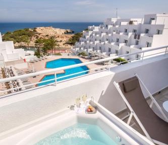 Deluxe Junior Suite with Hot Tub (3 Adults)