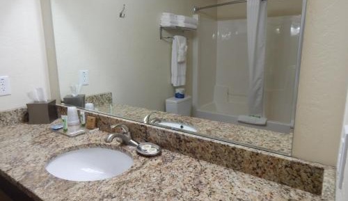 Deluxe Queen Suite