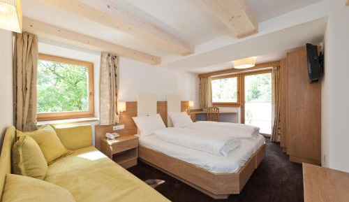Comfort Double Room with Balcony and Mountain View