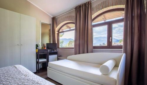 Suite with Mountain View