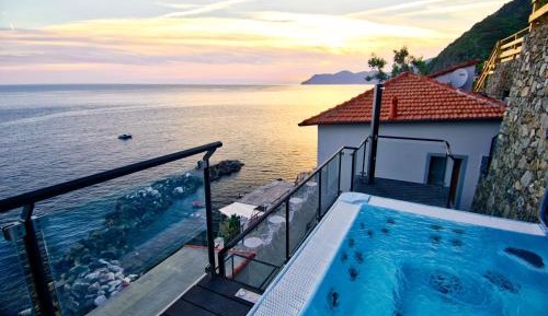 Deluxe Double room with Balcony and Jacuzzi sea view