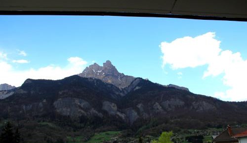 Apartment with Mountain View