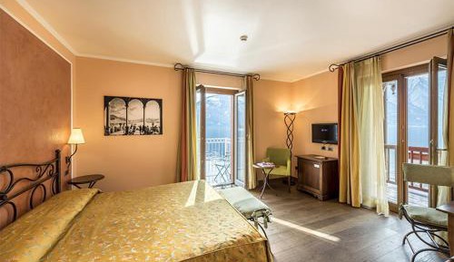 Deluxe Double or Twin Room with Lake View