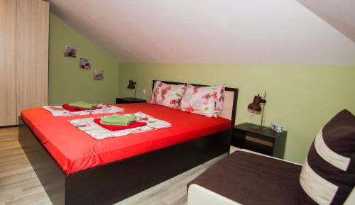 Deluxe Double Room with Shared Bathroom (2 Adults + 1 Child)