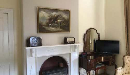 Deluxe Queen Room with Private Bathroom A