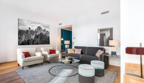Deluxe Three-Bedroom Apartment