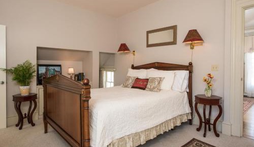 Queen Suite with Spa Bath and Fireplace - 6