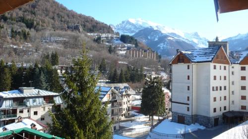 Apartment with Mountain View