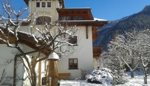 One-Bedroom Apartment with Balcony