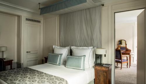 Connecting Deluxe Family Room