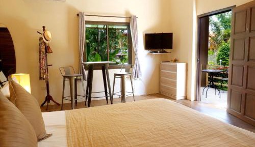 Studio SAKURA with Pool-Side Balcony