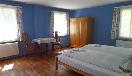 Family Room with Shared Bathroom (2 Adults + 2 Children)
