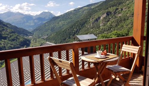 Apartment with Mountain View