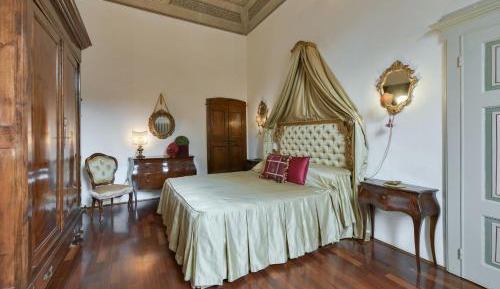 Deluxe One-Bedroom Apartment with City View