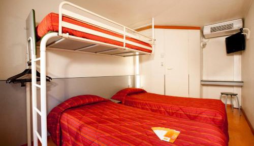 Triple Room (3 Single Beds)