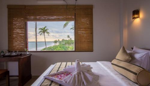 Deluxe Double Room with Side Sea View