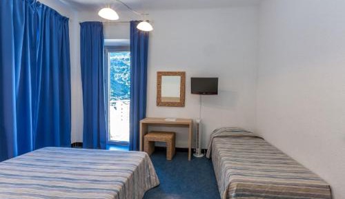 Quintuple Room