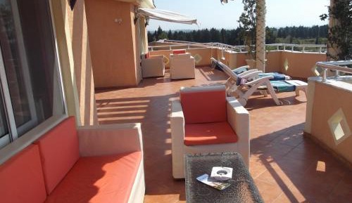 Luxury Two-Bedroom Apartment with Spa Bath and Terrace 