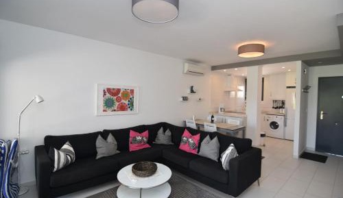 Apartment with Pool View 