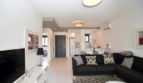 Apartment with Pool View 