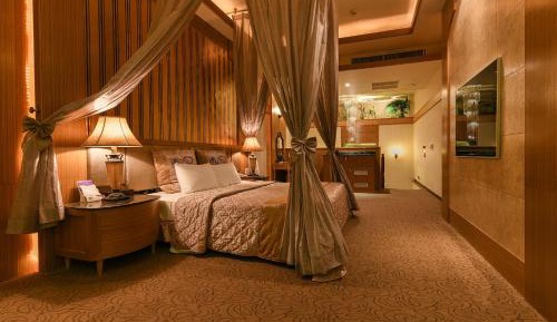 Theme Queen Suite with Jacuzzi