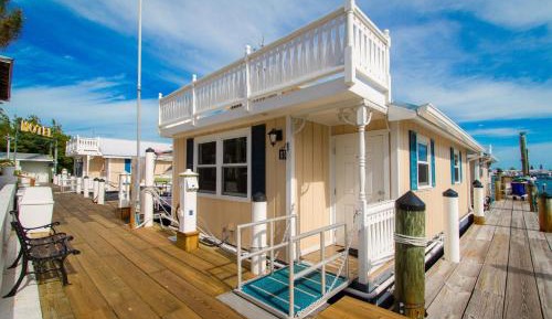 Houseboat With Kitchen 