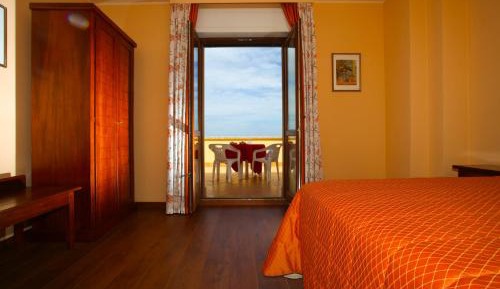 Double or Twin Room with Mountain View