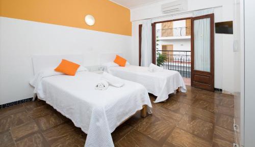 Twin Room with air conditioning and balcony