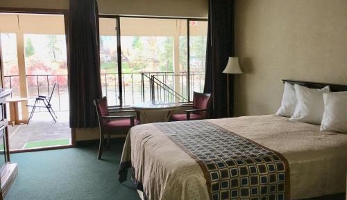Deluxe Queen Room