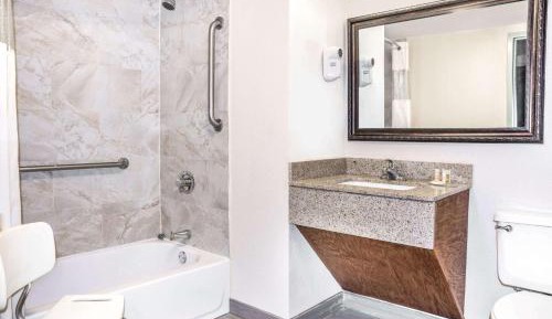 King Room with Bath Tub - Mobility Accessible/Non-Smoking