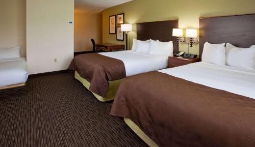 Studio Suite with Two Queen Beds and One Twin Bed - Non-Smoking