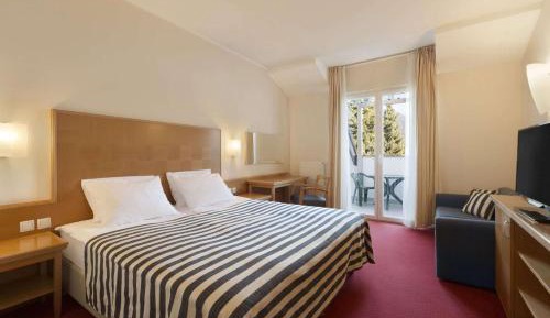 Room with One King Bed Or Two Twin Beds - Non-Smoking
