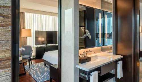 1 King Bed City View