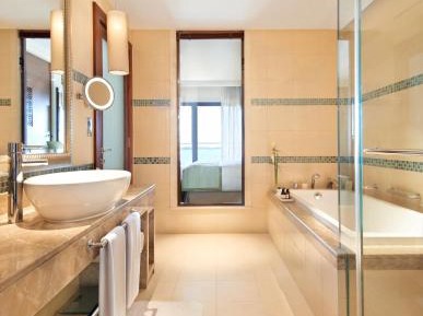 Deluxe King Room with Palm Sea View