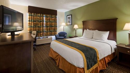 Queen Room with Bathtub - Mobility Accessible/Non-Smoking