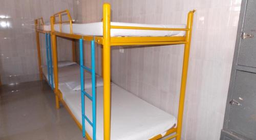 Single Bed in Male Dormitory Room with Shared Bathroom