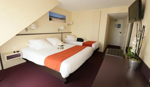 Double Room - Street Side