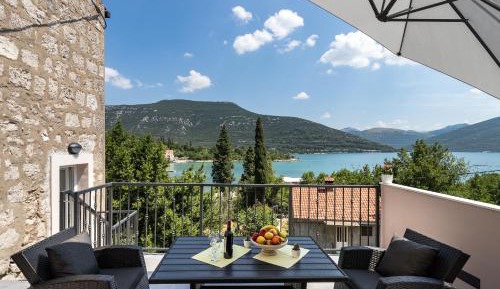 Two Bedroom Holiday Home with Terrace and Sea View