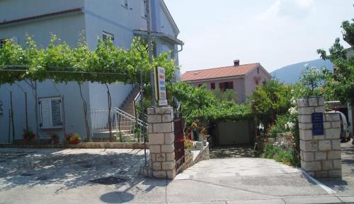 Apartment with Mountain View