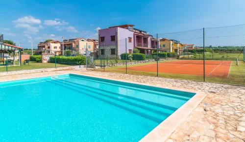 Apartment with Pool View 
