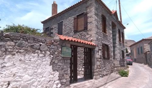 Three-Bedroom House with Fireplace- Split Level