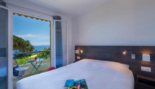 Deluxe Double Room with Side Sea View