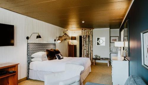 Deluxe King Suite