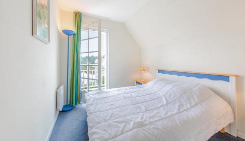 Select Three-Bedroom House (8 People)