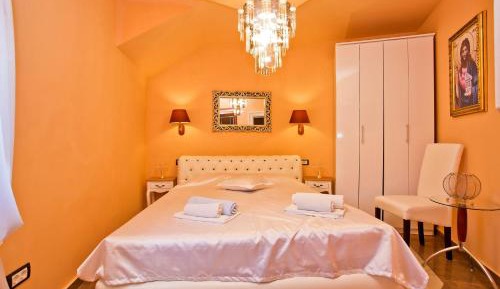 Deluxe One-Bedroom Apartment with Shared Roof Terrace and Sea View