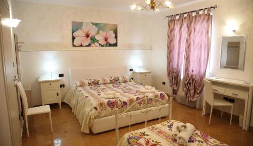 Deluxe Room (2 Adults + 1 Child)