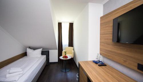 Basic Single Room with Shared Bathroom
