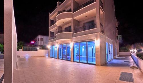 Deluxe Room (2 Adults + 1 Child)